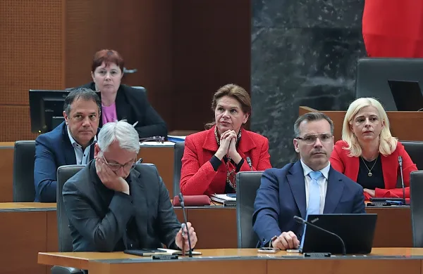 DZ bo o zakonu o gostinstvu, ki med drugim ureja kratkoročno 
oddajanje nepremičnin v turistične namene, ponovno odločal na 
septembrski seji, potem ko so državni svetniki v torek nanj 
izglasovali veto.