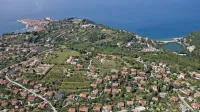 Odlok, ki ga je ustavno sodišče razveljavilo že leta 2021, zdaj pa je 
začasno zadržalo njegovo izvajanje, bi omogočil pozidavo nad 
Belokriško cesto nad Portorožem.