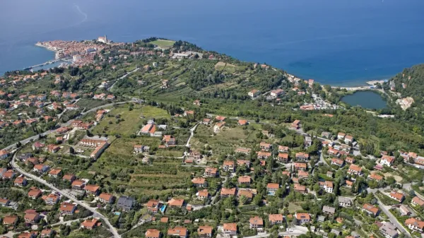 Odlok, ki ga je ustavno sodišče razveljavilo že leta 2021, zdaj pa je 
začasno zadržalo njegovo izvajanje, bi omogočil pozidavo nad 
Belokriško cesto nad Portorožem.