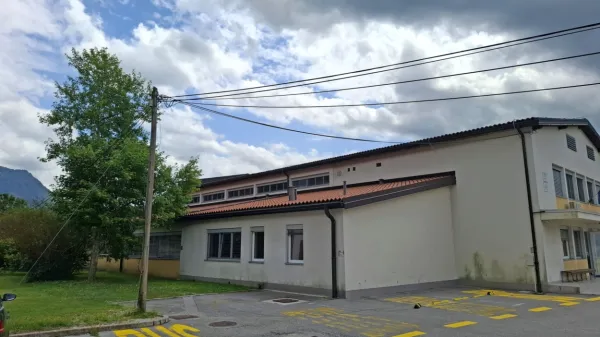 Dotrajano streho osnovne šole v Kobaridu naj bi začeli obnavljati 
septembra.