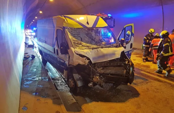 Voznik kombija je ustavljen avto zadel na polno, brez zaviranja. 