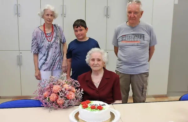 Avrelija Berginc je ob svojem stotem rojstnem dnevu s svojimi 
bližnjimi prišla na sprejem kar na Občino Bovec.