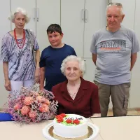 Avrelija Berginc je ob svojem stotem rojstnem dnevu s svojimi 
bližnjimi prišla na sprejem kar na Občino Bovec.