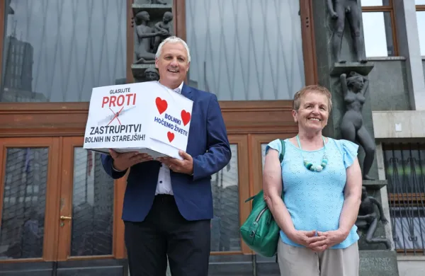 Aleš Primc in Milena Miklavčič  sta v državni zbor vložila 15.000 
podpisov za začetek referendumskega postopka za zakon o 
pomoči pri prostovoljnem končanju življenja.