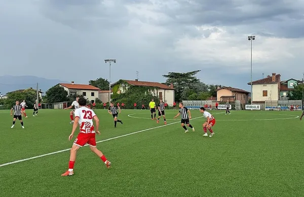 Idrijčani (v rdeče belih dresih) so se v pripravljalnem obdobju 
pomerili tudi z Biljenci. 