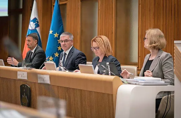 Državni svet vodi Marko Lotrič (drugi z leve), ob njem je generalna 
sekretarka Monika Kirbiš Rojs. Januarja sta ustanovila stranko 
Fokus.   