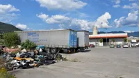 Pravno-premoženjsko-prostorske blokade v coni Meblo zahod se 
vidijo že na prvi pogled. Nekateri podjetniki se z urejenostjo 
trudijo,  veliko površin pa je zanemarjenih.