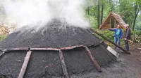 Bel dim iz oglarske kope Vojka Velikonje je naznanjal, da se je 
oglenenje pretežno bukovega lesa začelo. Pozneje se barva dima 
spreminja.