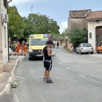 Deklica, ki je   nenadoma  stekla čez  cesto, se je  po  prvih  podatkih  
v nesreči lažje  poškodovala.