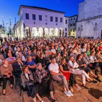 Na Titovem trgu se je zbrala množica navud&scaron;encev nad operno glasbo.