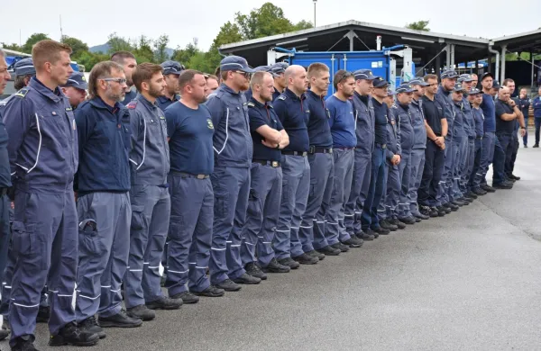 Primorski gasilci v postroju pred včerajšnjim odhodom proti 
Makedoniji.