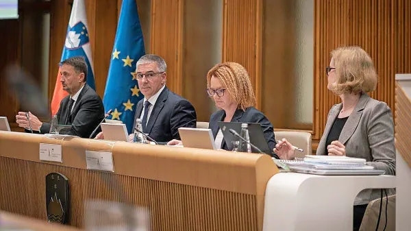 Državni svet vodi Marko Lotrič (drugi z leve), ob njem je državna 
sekretarka Monika Kirbiš Rojs. Januarja sta ustanovila stranko 
Fokus.  