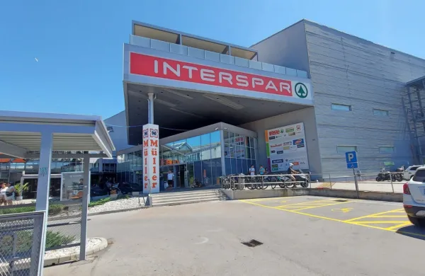 Obdolžena  tujka naj  bi   letos  trikrat   kradla  v  koprski    drogeriji.  