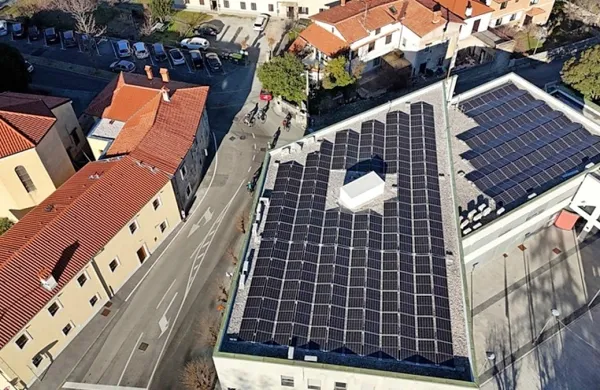 Novejša stavba Občine Sežana s sončno elektrarno