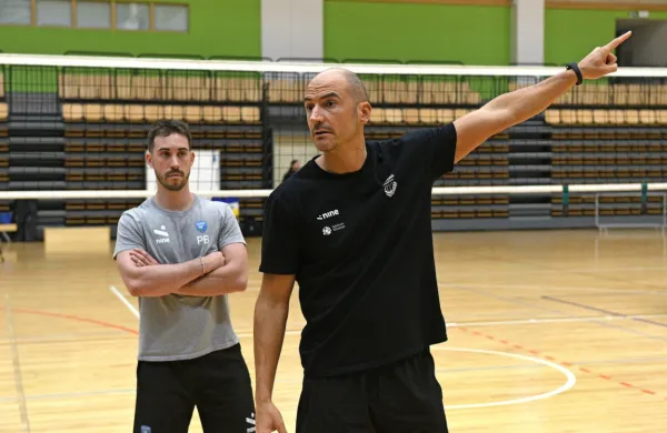 Selektor Fabio Soli (desno) kaže smer, ki naj bi jo ubrali slovenski 
odbojkarji.  