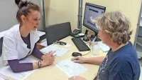 Tanja Črešnovar med interpretacijo rezultatov meritev  udeleženki 
raziskave