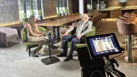 Vinakoper kuje vroče londonsko železo