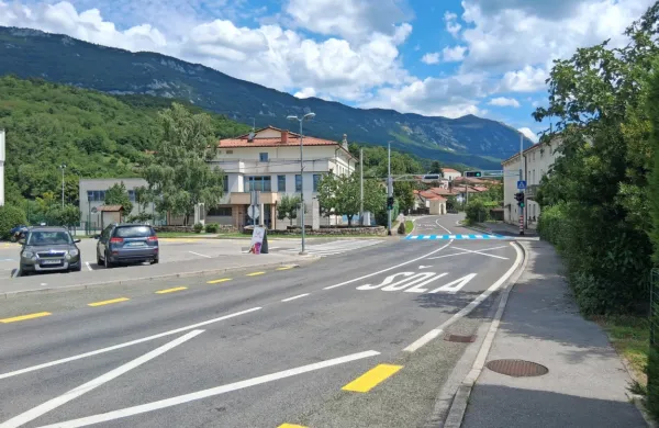 V Podnanosu so pred preusmeritvijo prometa na staro cesto čez Rebrnice postavili semafor za pešce, a domačini s strahom pričakujejo vrnitev kolon.   