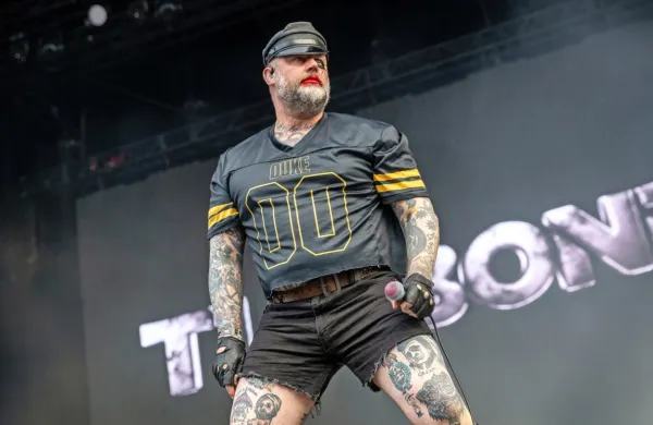 “Dala si mi črve”, “Pohiti in umri” in “O, erekcijo imam”, je le nekaj 
slovenskih prevodov skladb norveških provokatorjev Turbonegro. 