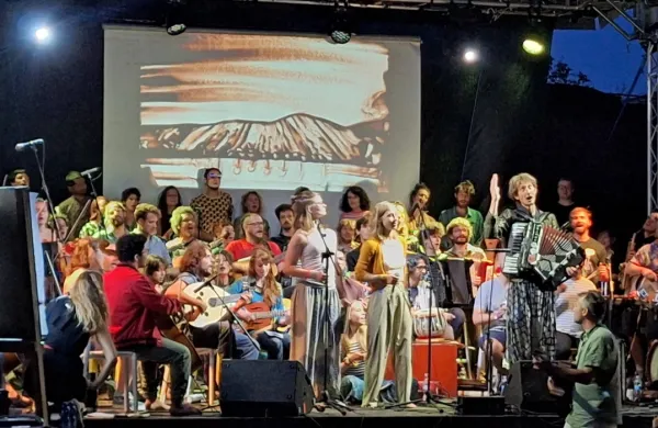 Orkester Etnohosteria je v soboto navdušil v Postojni, sinoči 
zvečer (na fotografiji) pa na Mostovni.