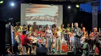 Orkester Etnohosteria je v soboto navdušil v Postojni, sinoči 
zvečer (na fotografiji) pa na Mostovni.