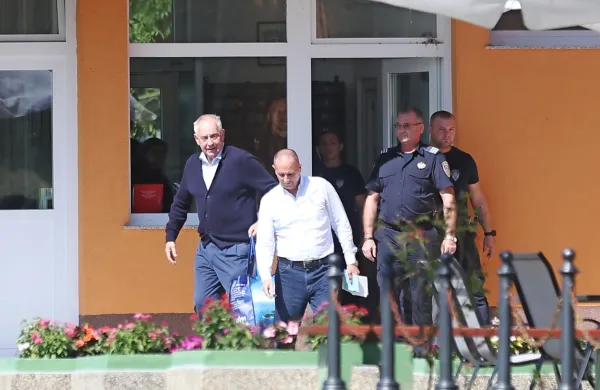 Nekdanjega hrvaškega premierja Iva Sanaderja (prvi z leve) so 
danes pogojno izpustili iz zapora.