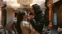 

Luc Besson je ustvaril “romantično” vizijo grofa Drakule. Vampirja 
je zaigral Caleb Landry Jones.