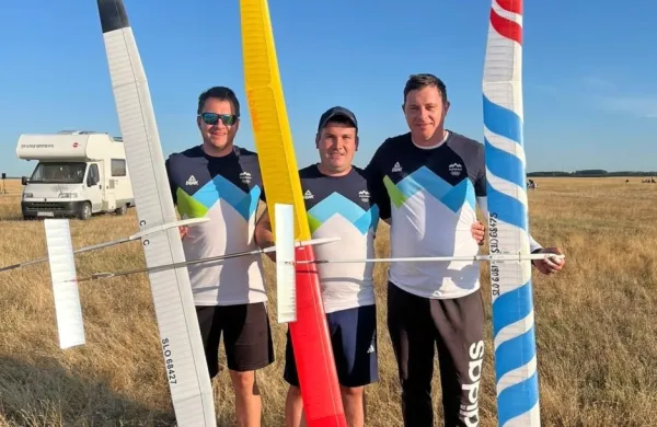 Novi svetovni prvaki (z leve): Anže Gaberšček, Matija Hrast in 
Boštjan Bagari s svojimi tekmovalnimi modeli.     