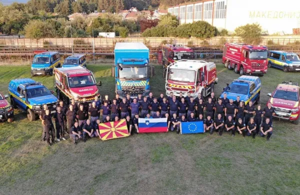 Slovenska gasilska odprava se je s slovensko, makedonsko in 
evropsko zastavo takole poslovila od Makedonije.