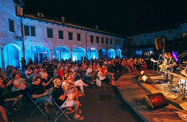 Na Kapodistriasov trg se vrača festival Poletje z biseri.