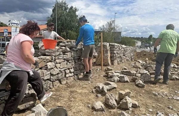 Kroži&scaron;če s kra&scaron;kim suhim zidom