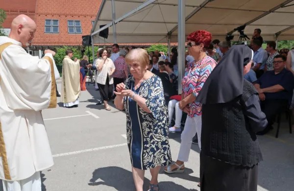 Zaradi pomanjkanja župnikov imajo vse pomembnejšo vlogo  
stalni diakoni, duhovniki nižjega ranga. Diakon Jurij Vončina bo 
septembra zasedel mesto ravnatelja škofijske Karitas.