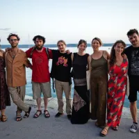 Na odprtju so se mudili (z leve):  Barbara Poček (direktorica 
gledališča Glej), umetniški vodja festivala FUGA Ivan Loboda, 
mentor umetnikov Marko Čeh, Manuel Brajnik, Sam Scheuermann, Anja Papuga, Kalina Naskovski Perne in Kristian Župan.