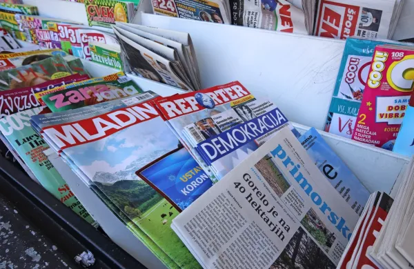 V DNS in SNS menijo, da zavlačevanje z implementacijo novega 
zakona o medijih  pomeni neposredno spodkopavanje prizadevanj 
za bolj varno in neodvisno novinarsko delo. 