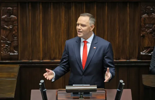 Karol Nawrocki je  v parlamentu v Varšavi prisegel kot novi poljski 
predsednik. 