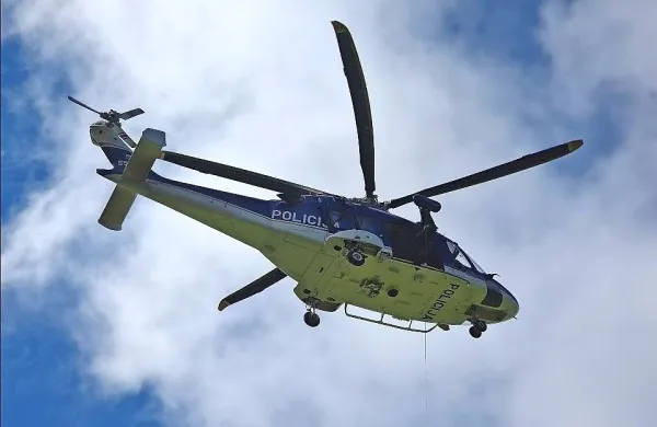 S helikopterjem letalske policijske enote so poškodovanega 
Nemca prepeljali na nadaljnje zdravljenje v splošno bolnišnico v 
Jesenice.