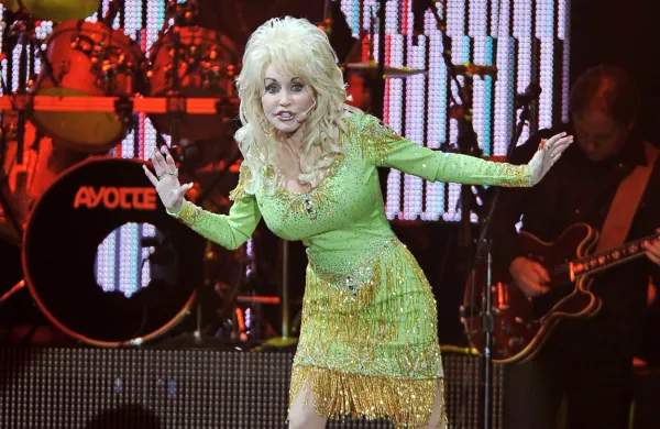  Med  uspešnice Dolly Parton sodijo Jolene, 9 To 5, Islands in The 
Stream, Here You Come Again in I Will Always Love You.
