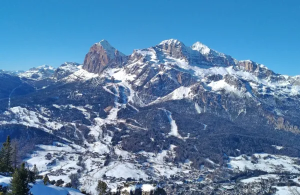 Cortina d'Ampezzo in nad njo olimpijska smučišča