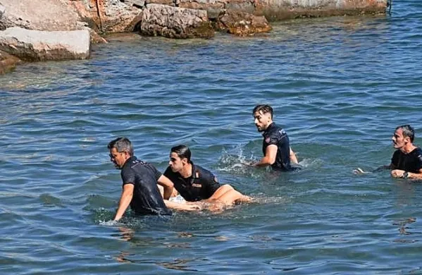V Miljah so policisti iz vode potegnili žensko.