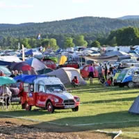 Na osrednjem prizorišču so  udeleženci vzpostavili pravcate ulice, 
osrednjo avenijo in šotorišče. 
