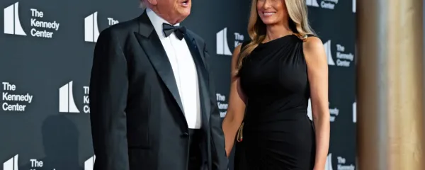 Donald Trump (na fotografiji s soprogo Melanio) za zdaj uspeva 
zadrževati Epsteinove zapiske na hladnem.