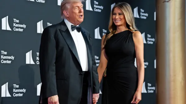 Donald Trump (na fotografiji s soprogo Melanio) za zdaj uspeva 
zadrževati Epsteinove zapiske na hladnem.