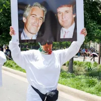 V ZDA protestniki oznanjajo dobro znanstvo med pokojnim 
Jeffreyem Epsteinom in Donaldom Trumpom. 