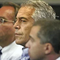 Jeffrey Epstein na prvem sojenju zaradi spolnega napada leta 
2008.  