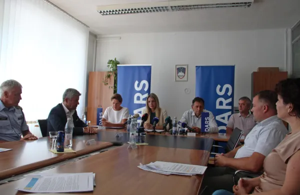 Pristojni so včeraj tudi v Vipavi predstavili načrtovano obnovo in 
ukrepe ob zapori vipavske hitre ceste. 