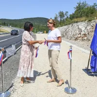 Ob uradni otvoritvi sta si v roke segli županja Saša Likavec 
Svetelšek (levo) in pristojna ministrica Alenka Bratušek.