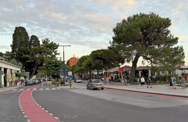  Portorožanke in Portorožani opozarjajo, da je  glasba na mnogih  
lokacijah v nočnih urah preglasna. 