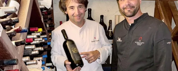Tomaž Kavčič (levo) in Anže Kristan v eni od štirih vinskih kleti 
dvorca Zemono.