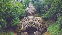 V bližini današnjega vhoda v Sveti gozd nas na levi strani 
“pozdravi” antropomorfna skulptura glave, ki naj bi ponazarjala 
Proteusa ali Glavka iz grške mitologije.   