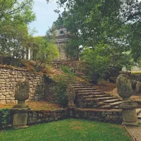 Eden redkih klasičnih elementov znotraj parka - tempelj, v 
katerem so svoj večni počitek našli Giulia Farnese in zakonca 
Bettini.